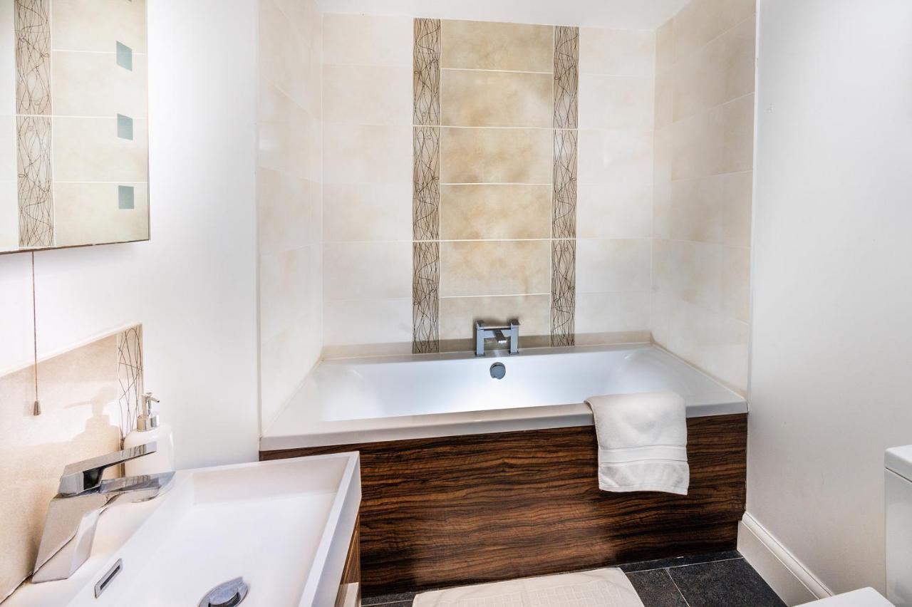 Modern & Spacious 2-Bed Flat With Secure Parking Reading Exteriör bild