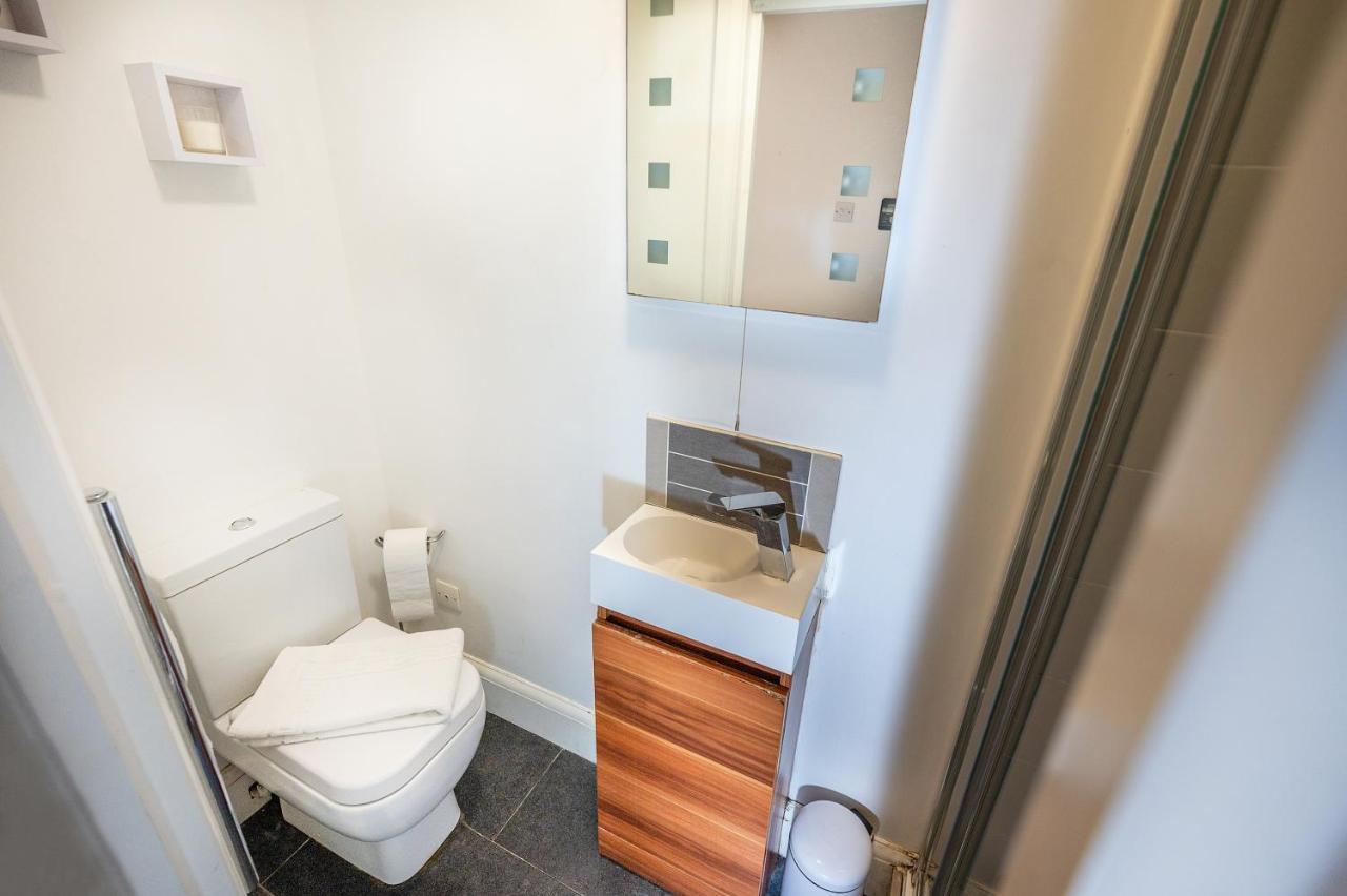 Modern & Spacious 2-Bed Flat With Secure Parking Reading Exteriör bild