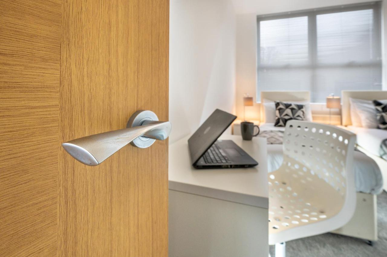Modern & Spacious 2-Bed Flat With Secure Parking Reading Exteriör bild